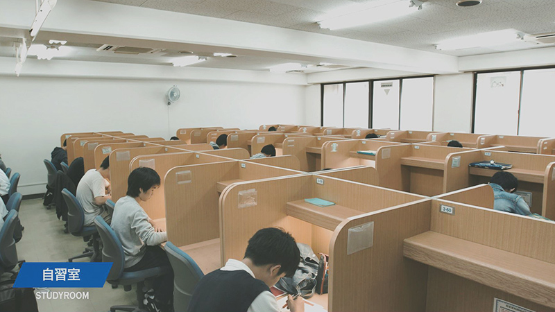 大阪校の自習室（個別ブースタイプ）